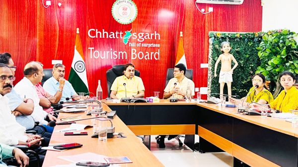 अध्यक्ष शर्मा ने की योजनाओं की समीक्षा