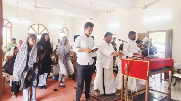 प्रभु यीशु के क्रूसीफाईड के दिन  गिरजाघरों में प्रार्थनाओं का दौर