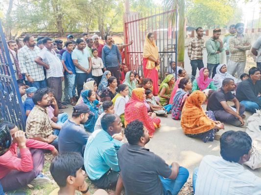  स्कॉर्पियो की टक्कर से बच्ची की मौत, थाने के बाहर लाश के साथ परिजनों का धरना