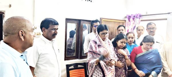 शोक संतृप्त परिजनों से मिलकर सांसद ज्योत्सना महंत ने बंधाया ढांढस