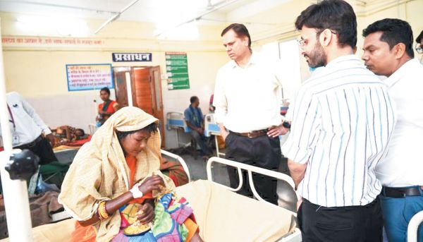 संभागायुक्त ने जिला अस्पताल समेत विकास कार्यों का किया निरीक्षण