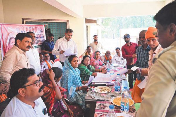 मंत्री लक्ष्मी राजवाड़े समस्याओं को सुनने नाला पारकर पैदल पहुंचीं ग्रामीणों के पास