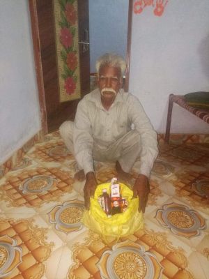शराब के साथ अधेड़ पकड़ाया