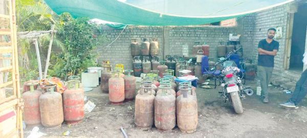  सिलेण्डरों का अवैध कारोबारी गिरफ्तार, 209 जब्त