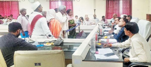 किसान दंपति की धान राशि देने के निर्देश  कलेक्टर ने जनदर्शन में सुनीं समस्याएं