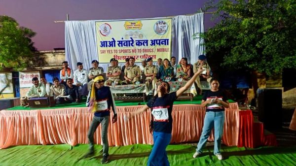 पुलिस का आओ संवारें कल अपना अभियान, मोबाइल छोड़ बच्चे मैदान में उतरे  