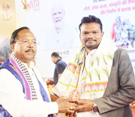 आदिम जाति विकास मंत्री के ओएसडी धनंजय नेताम को पीएचडी अवार्ड