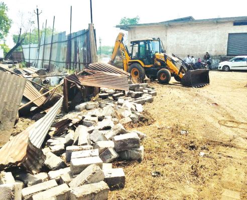 धनेली में 6 एकड़ भूमि हुई मुक्त