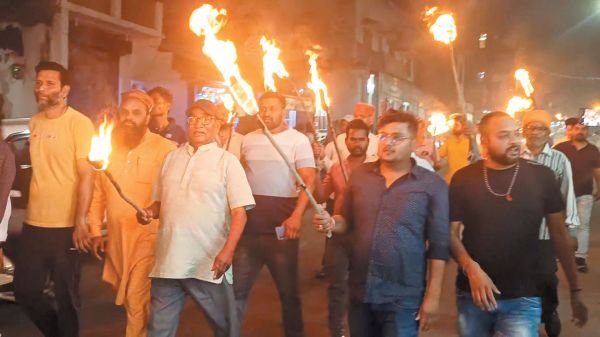 पहलगाम आतंकी हमले के विरोध में फूटा जन आक्रोश, निकाली मशाल रैली
