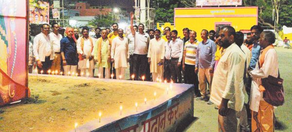 आतंकी हमले का विरोध, मृतकों को दी श्रद्धांजलि