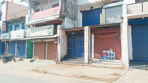 बैकुंठपुर में बंद रहीं दुकानें