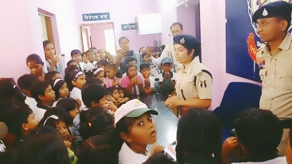 अंतरराष्ट्रीय बैडमिंटन खिलाड़ी आकर्षि कश्यप अंडा पुलिस थाना प्रभारी