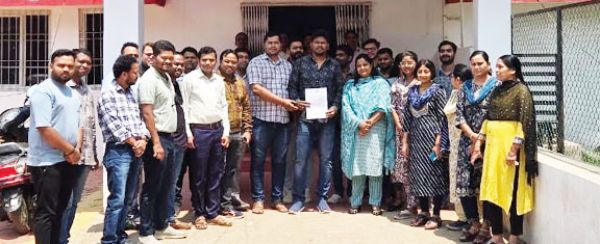 वेतन और अन्य मांगों को लेकर एनएचएम कर्मियों ने सीएमएचओ को सौंपा सामूहिक अवकाश पत्र