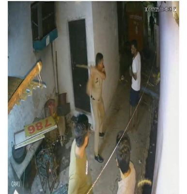 पुलिस कर्मी एकाएक डंडे बरसाने लगे तीन घायल
