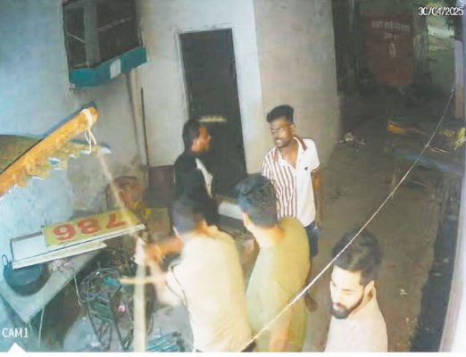 पुलिस कर्मी एकाएक डंडे बरसाने लगे तीन घायल
