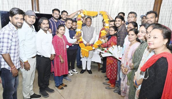 शिक्षकों  के चेहरे पर मुस्कान देखकर आत्मिक संतोष हुआ-सीएम 