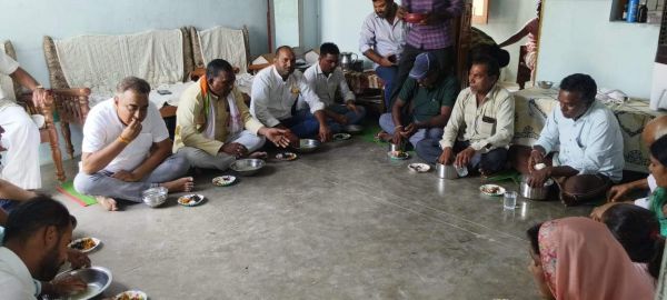 बोरे बासी खाकर और श्रमिक सम्मान कर कांग्रेसियों ने मनाया मजदूर दिवस