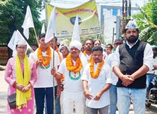 आदिवासी विकास विभाग के चतुर्थ वर्ग कर्मचारियों की पदयात्रा को आप का समर्थन