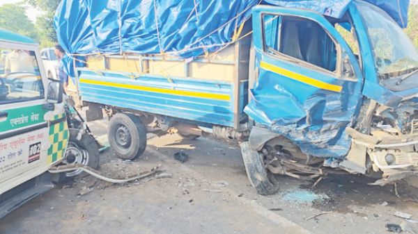 102 एम्बुलेंस का टायर फटा, पिकअप से जा टकराई, दो गम्भीर