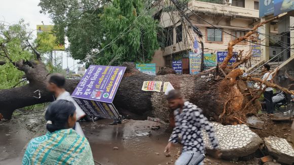 आंधी-तूफान से जन-जीवन अस्त-व्यस्त, कई घंटे तक बिजली बंद रही