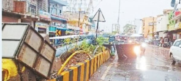 अंधड़-बारिश ने मचाई तबाही, पेड़ -खंभे गिरे