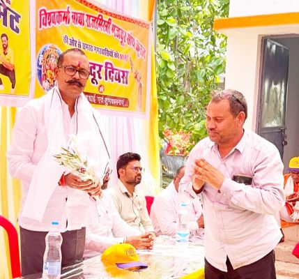 मजदूर दिवस पर  राजमिस्त्रियों का सम्मान