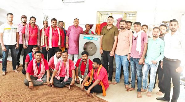 स्टेशन में कुलियों के लिए कूलर 
