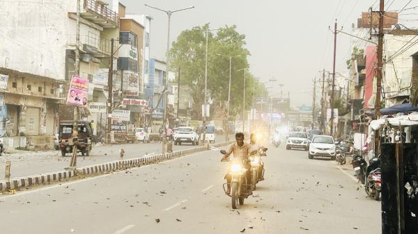 धूलभरी आंधी से उखड़े बैनर-पोस्टर, कई पेड़ धराशाही, ग्रामीण इलाके में रातभर बिजली आपूर्ति प्रभावित