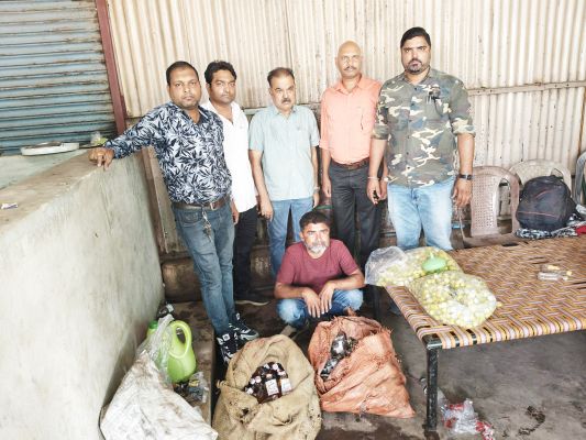 25.92 लीटर गोवा व्हिस्की, रिबॉटलिंग के  ढक्कन खाली शीशियां जब्त 