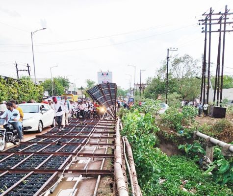 महापौर निकले सडक़ों पर, गिरे पेड़-होर्डिंग को व्यवस्थित करने कहा