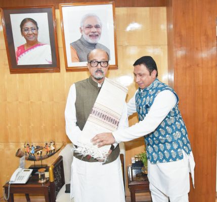 शिक्षा विभाग में चल रही अनियमितता की डेका से शिकायत