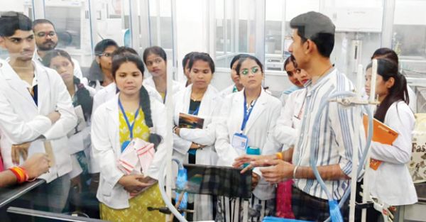 रसायनशास्त्र के विद्यार्थियों का शोध से संवाद: रविवि में शैक्षणिक भ्रमण