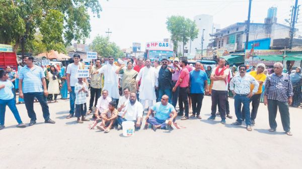  पटरीपार इलाके में पेयजल संकट को लेकर सडक़ में घंटेभर प्रदर्शन
