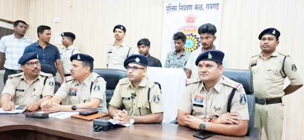 दिनदहाड़े लूट, तीन गिरफ्तार