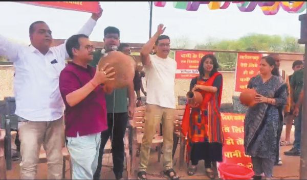 5 दिनों से पानी नहीं, लोगों ने फोड़े मटके
