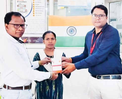  10 लाख के डाक जीवन बीमा मृत्यु दावा का भुगतान किया