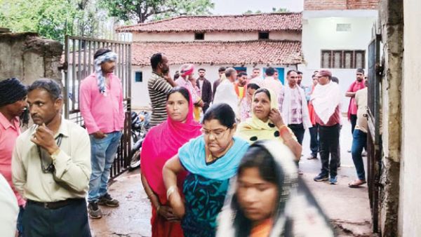 नर्सरी में फांसी के फंदे पर झूलती मिली युवक की लाश   