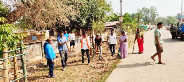 गौरव पथ पर नपं अध्यक्ष ने चलाया सफाई अभियान