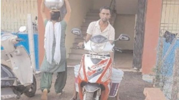 कॉलोनी के लोगों को 2 किमी दूर से लाना पड़ रहा पानी