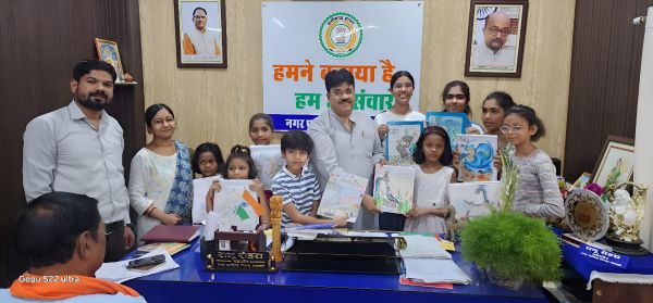 समर कैंप में बनाई मिट्टी की कलाकृतियां बच्चों ने महापौर को भेंट की