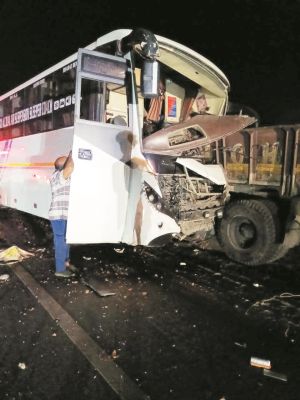 बस ने खड़ी ट्रक को मारी ठोकर, एक की मौत, 6 यात्री घायल
