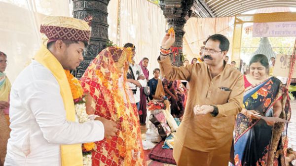 खर्चीली शादी की परंपरा से बचकर सभी समाज सामने आए-इंद्र साव