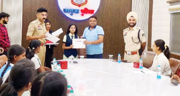 सरगुजा पुलिस मितान जागरूकता अभियान में माउंट लिट्रा जी स्कूल की छात्राओं का चयन