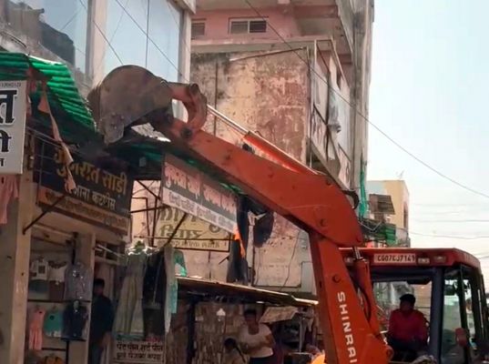 दुकान के ऊपर टीन सेट पर चला निगम का बुलडोजर, 30 से ज्यादा अतिक्रमण हटाया