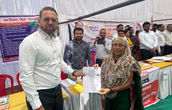 कलेक्टर ने हितग्राहियों को प्रदान किया श्रमिक कार्ड