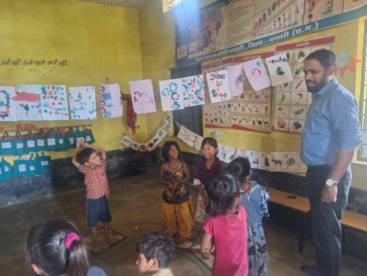आंगनबाड़ी में कलेक्टर ने जांची रेडी टू-ईट पैकेट्स, बच्चों से मिले