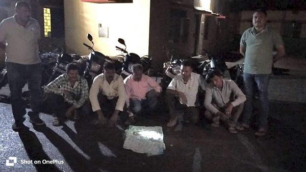 जुआ खेलते 5 पकड़ाए