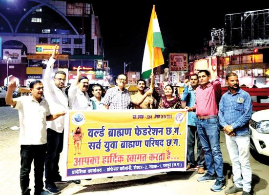 आपरेशन सिन्दूर सफलता पर आतिशबाजी-मिठाई वितरण