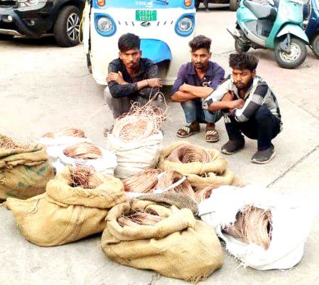 गोदाम से ढाई लाख के केबल और मकान से नगदी पार