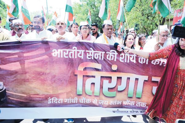 कांग्रेस ने निकाली तिरंगा यात्रा, ऑपरेशन सिंदूर की कामयाबी पर जश्न